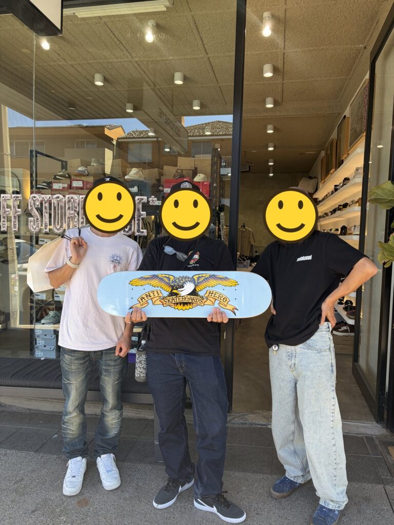 Concrete Skate Supplyの前で。買った板を持って